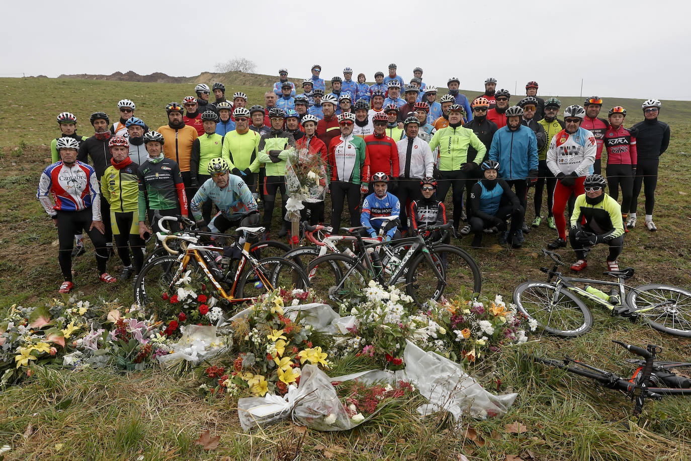 Tras la concentración, los ciclistas se trasladaron al lugar donde atropellaron a Floren donde depositaron ramos de flores. 