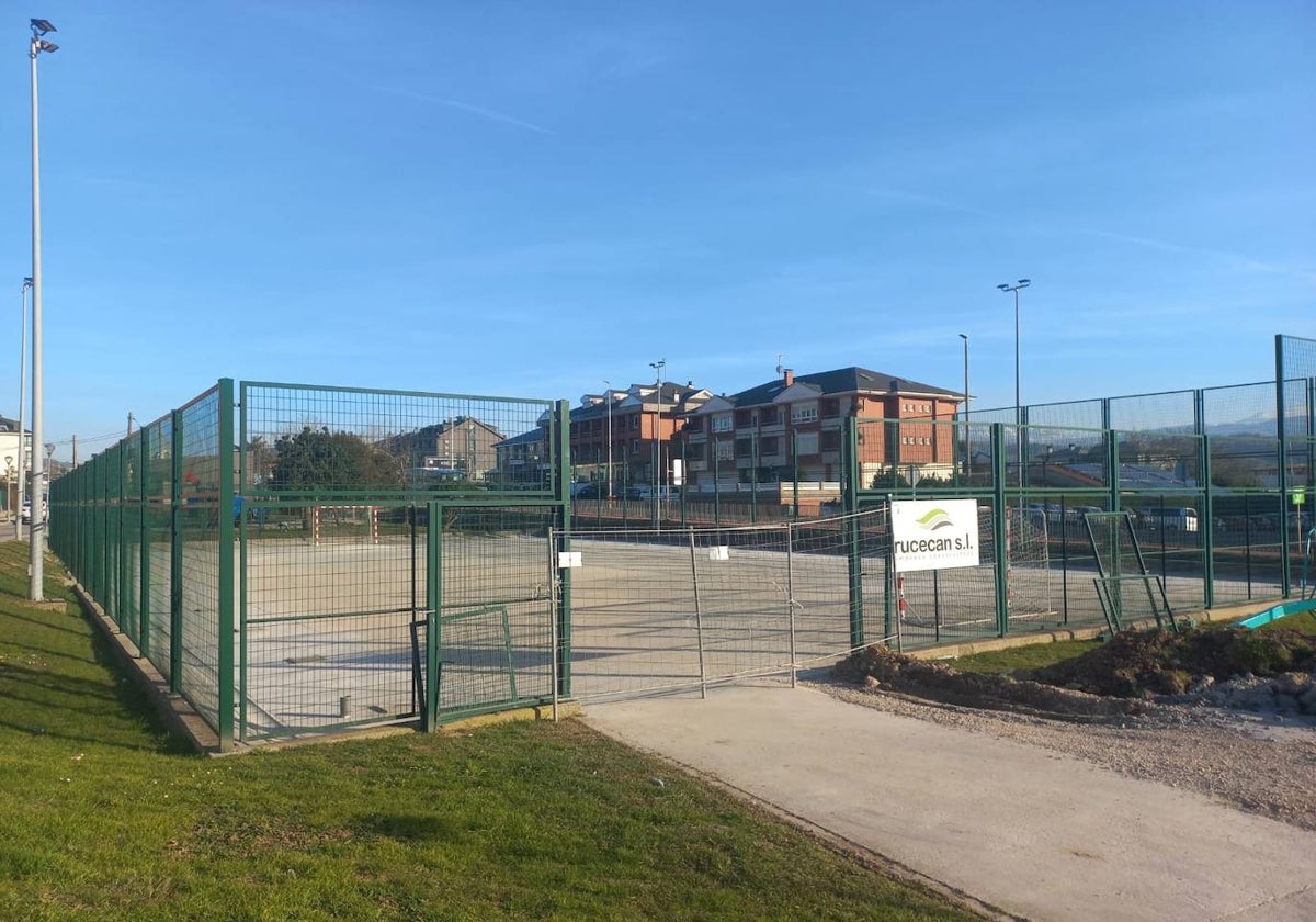 Pista polideportiva donde ya han empezado los trabajos para instalar una cubierta