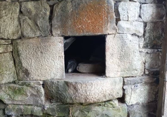 Un horno en una fachada de una construcción pasiega.