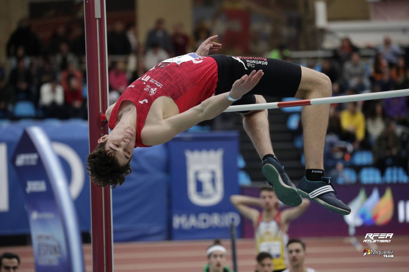 Pablo Martínez (Santander, 5 de febrero de 1999) consiguió algo muy inusual: proclamarse campeón de España de salto de altura sin ser estrictamente un saltador. Formado en la Escuela Municipal de Santander, en realidad es un decatleta (o combineto, porque también le da al heptatlón) que salta bien, tenía la mínima y ha dado la sorpresa. Aún muy joven, puede evolucinar de diferentes modos, pero lo más probable es que siga en las combinadas. la altura le obligaría a perder unos kilos que necesita para los lanzamientos.