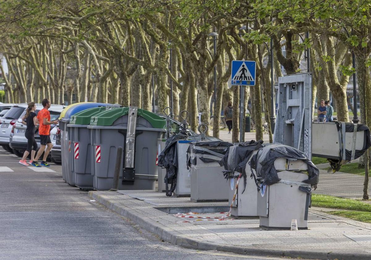 Contenedores soterrados precintados en Santander.