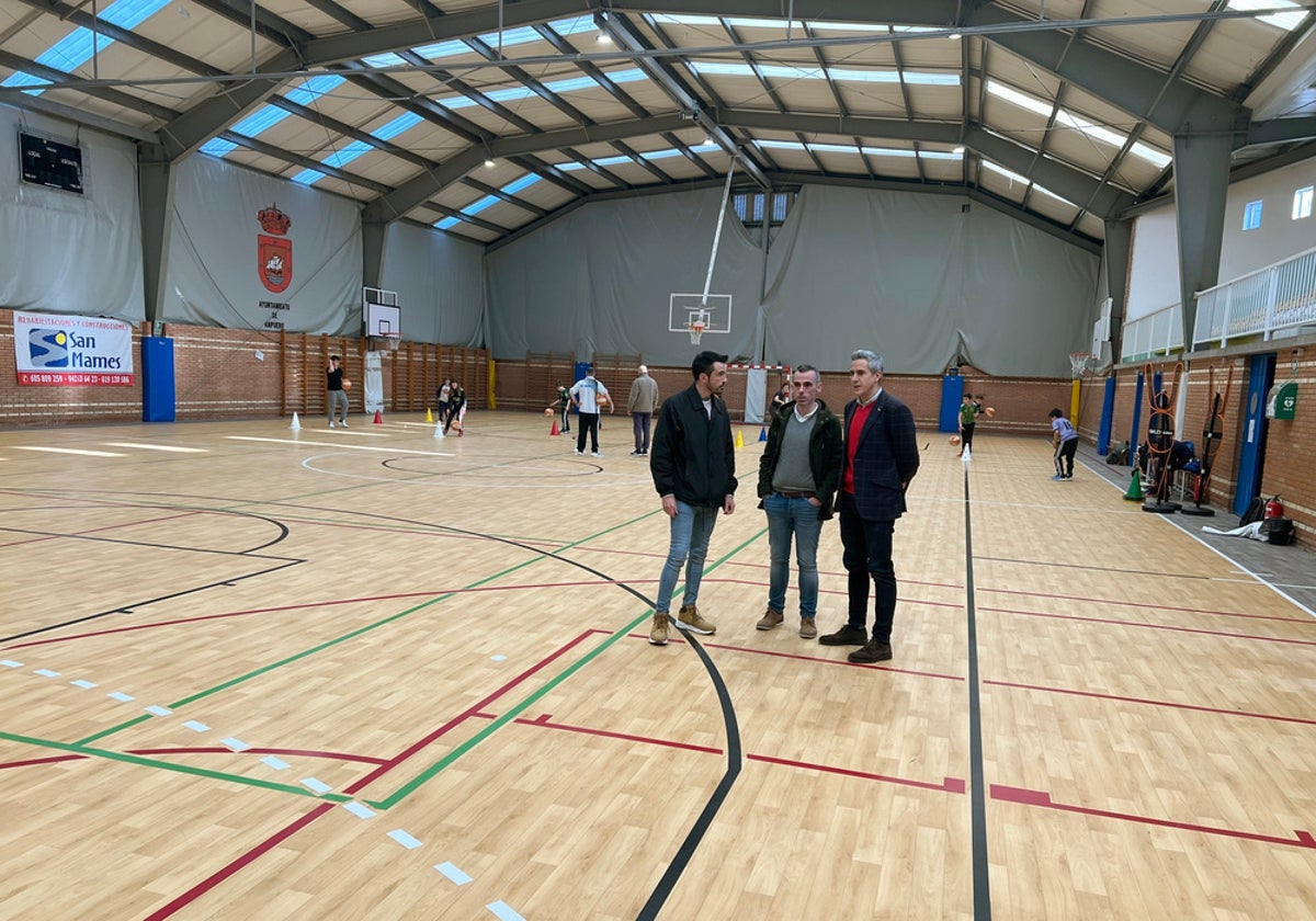 Entre las inversiones del Gobierno de Cantabria en equipamientos deportivos de Ampuero se encuentran las mejoras en el Polideportivo Municipal