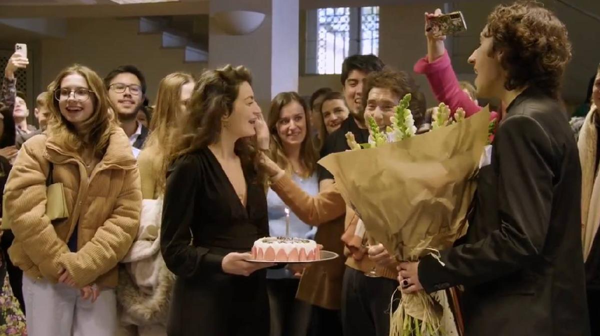 Paloma O'Shea cumple 87 años arropada por los alumnos del Reina Sofía