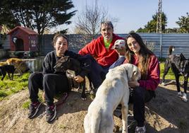 De izquierda a derecha, Noelia Flores, Eduardo Puertas y Naiara Puertas.