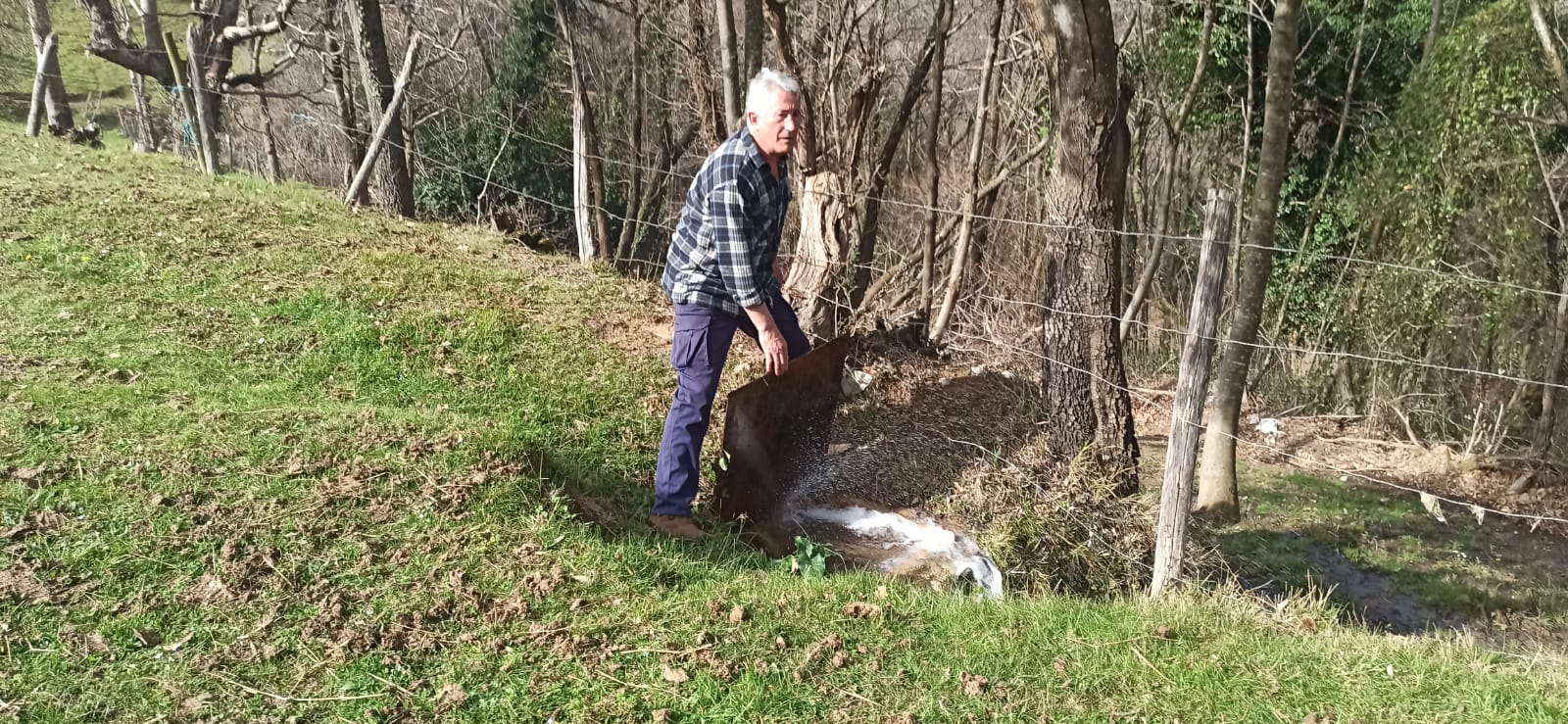 De la arqueta que se colocó en su finca no para de brotar agua. 