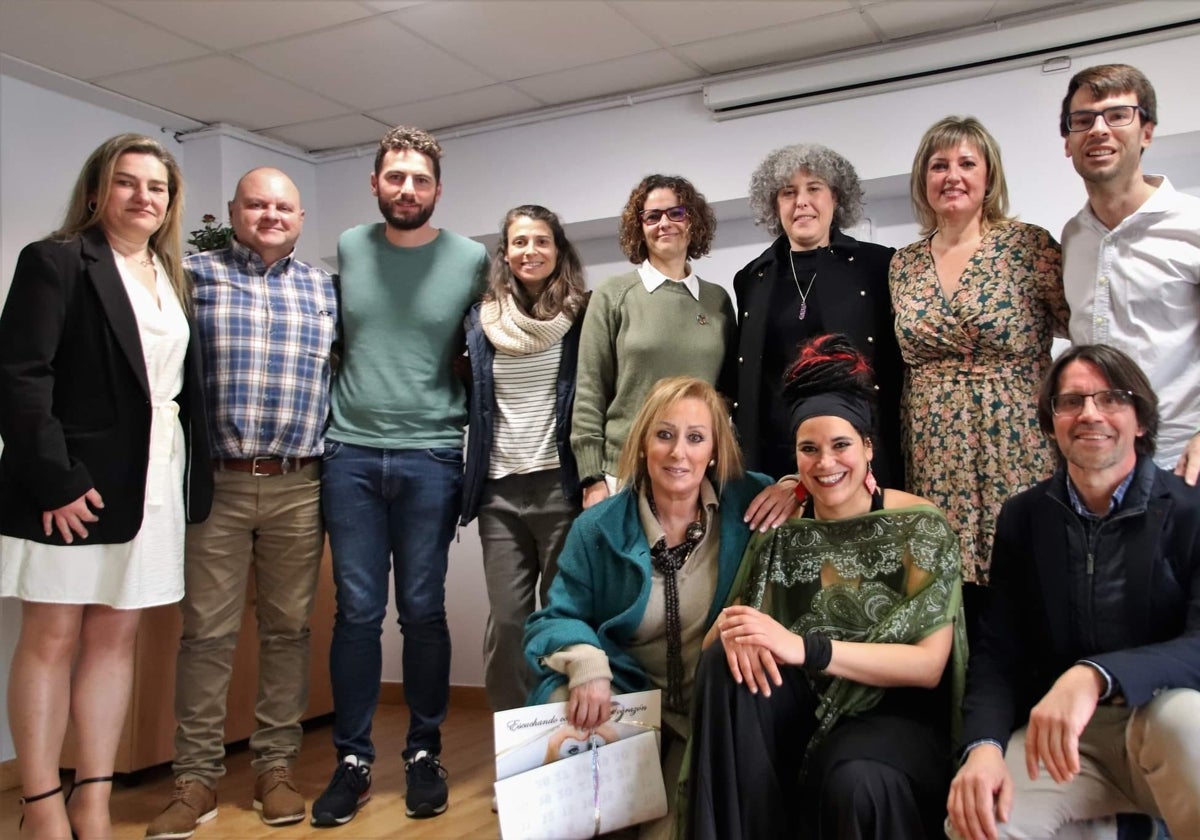 Miembros de Asobe, otras entidades hermanas y del equipo de gobierno, este domingo, durante el acto de inauguración de la sede.