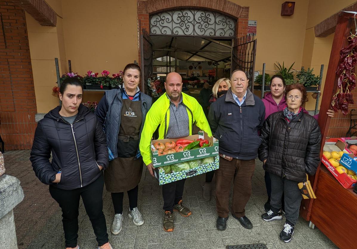 Imagen de archivo de los comerciantes desalojados, en una de las puertas del mercado.