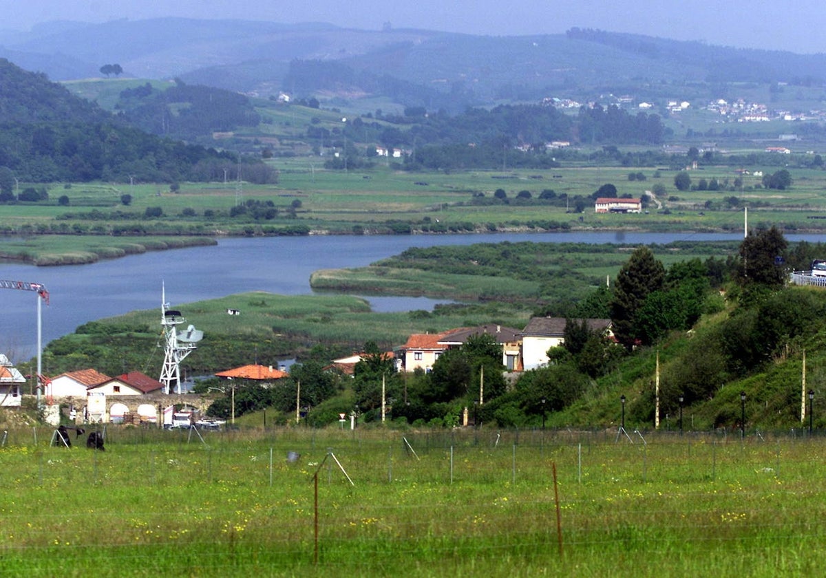 Panorámica de la ría del Asón a la altura de Limpias donde se aprecia el alto valor ambiental y el potencial turístico de todo el estuario