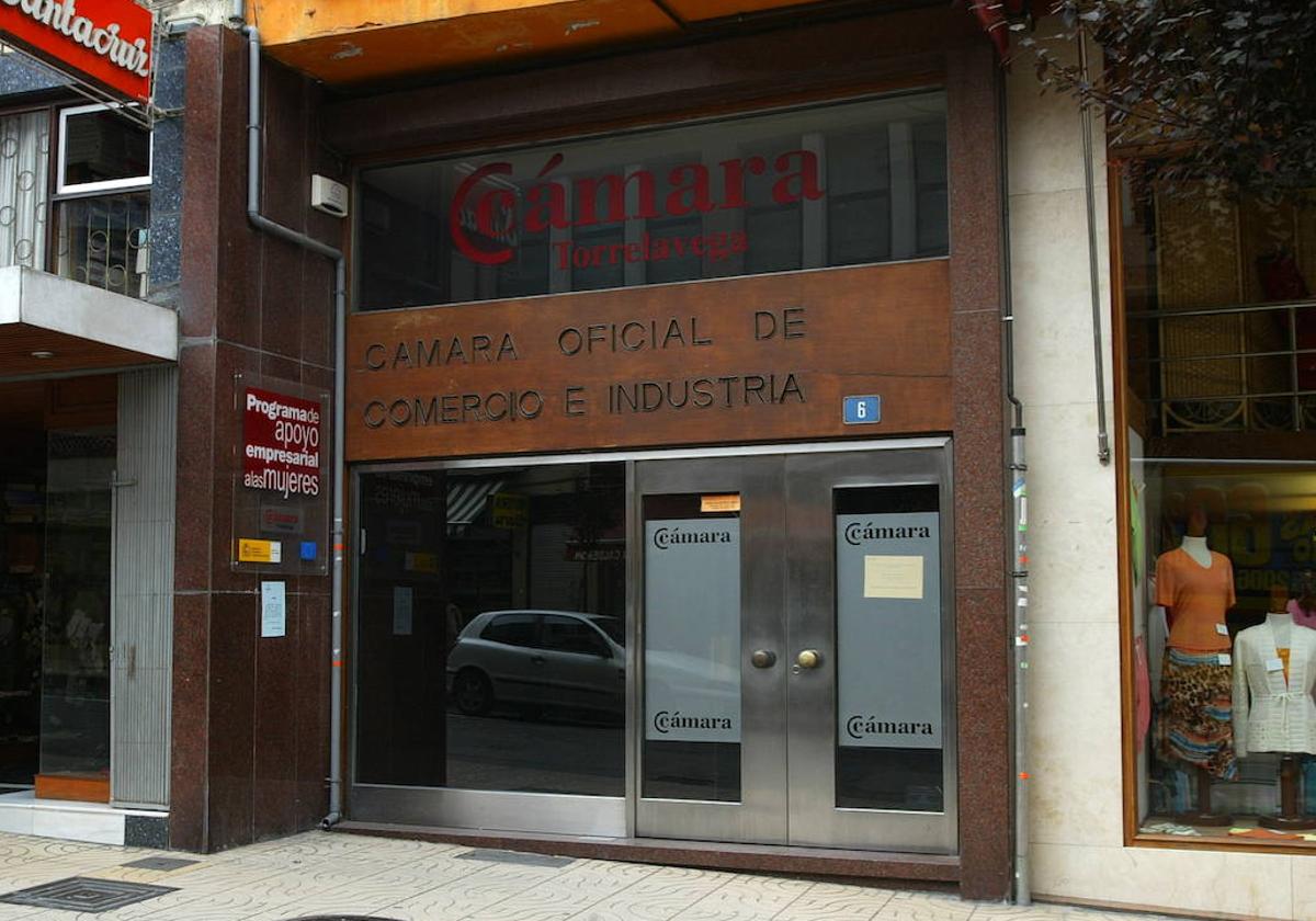 Acceso a la Cámara de Comercio de Torrelavega.