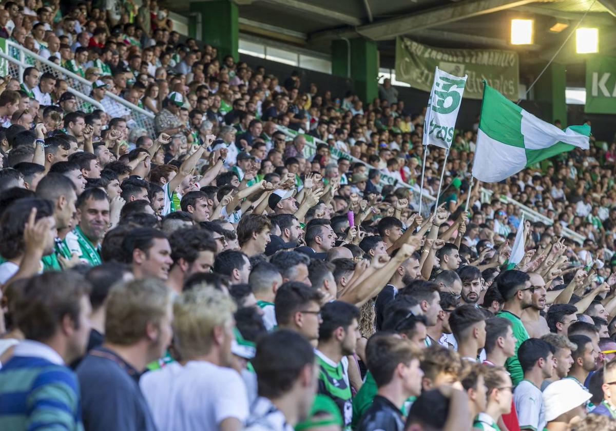 Imagen de la Gradona abarrotada, un clásico en El Sardinero.