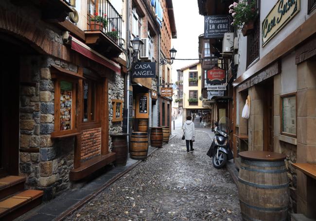 Imagen de la calle Cántabra antes de la sustitución del antiguo empedrado.