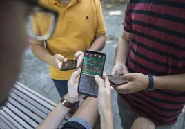 Un grupo de jóvenes hace uso de sus teléfonos móviles.