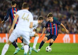 Pablo Torre lleva el balón en el partido de Liga de Campeones ante el Bayern en el Camp Nou.