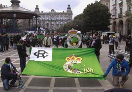 Las peñas ya celebraron el centenario del club cántabro en la popular plaza de Santander.