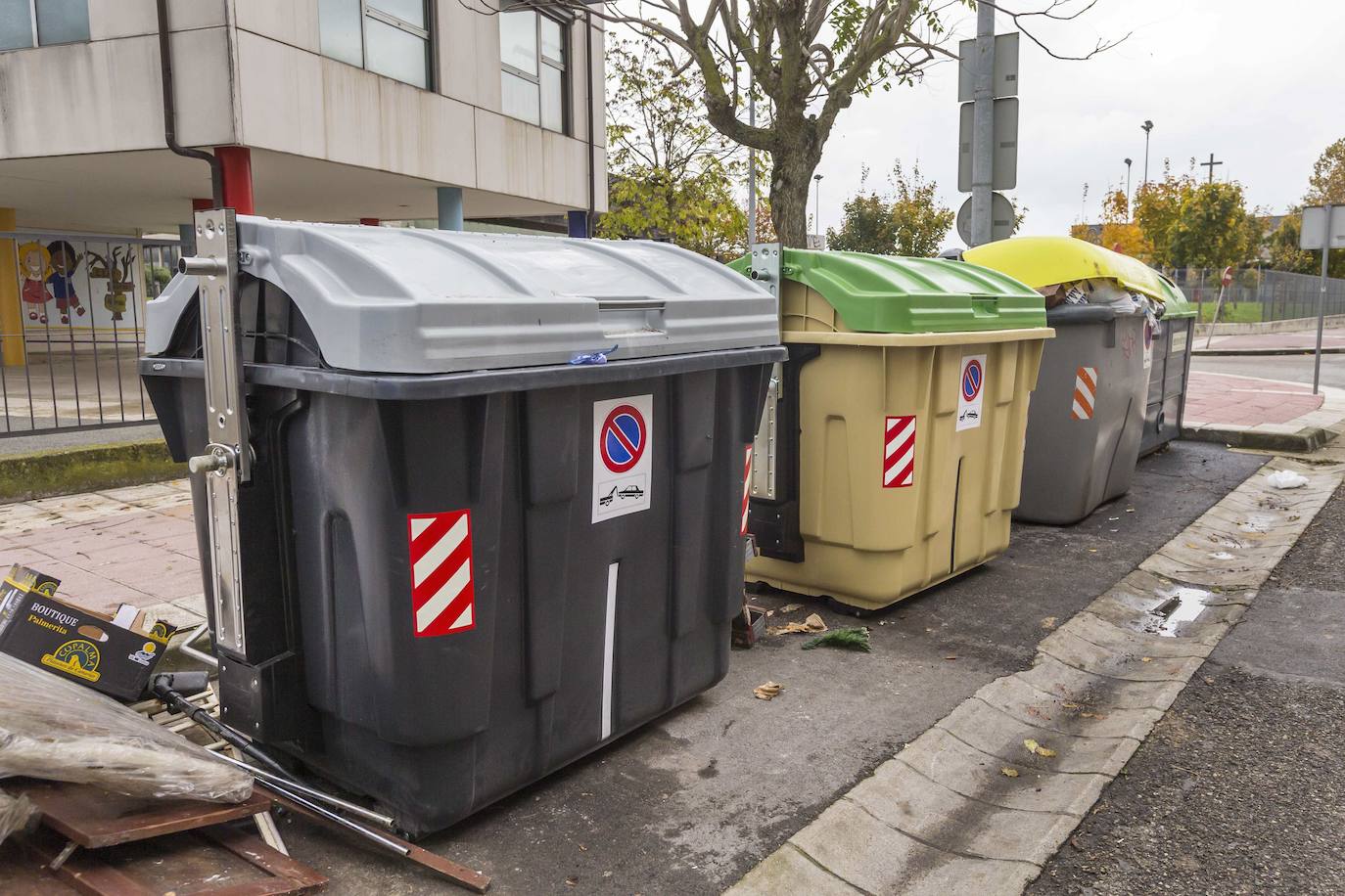 Contenedores de basura y reciclaje en Santander.