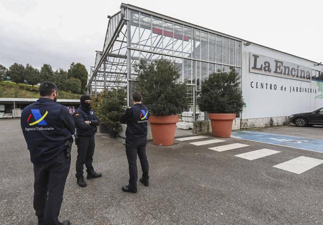 Miembros del operativo policial y la Agencia Tributaria, en La Encina.