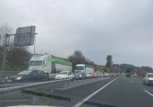 Larga fila de coches atascados en la A-67 por el accidente registrado a la altura de Mogro.