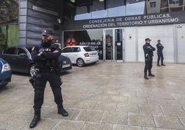 Intervención. Agentes de la Policía Nacional, a las puertas de la Consejería de Obras Públicas en la Rampa de Sotileza, durante el registro realizado ayer.