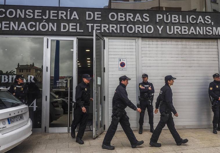 Intervención. Agentes de la Policía Nacional, a las puertas de la Consejería de Obras Públicas en la Rampa de Sotileza, durante el registro realizado ayer.