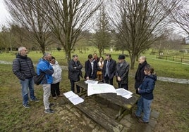 Explicaciones de los técnicos sobre el plan de reforma del parque de San Felices.