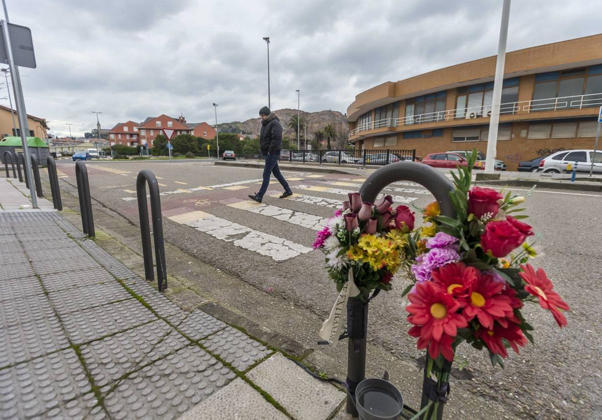 Flores junto al paso de cebra de Peñacastillo donde se han producido dos atropellos mortales en un año.