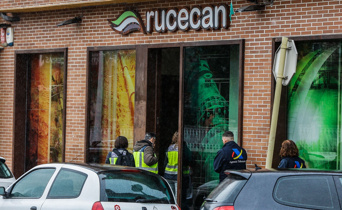 Miembros de la Policía Nacional y la Agencia Tributaria entran en Rucecan, una empresa constructora con sede en Torrelavega y fundada en el año 2000, que se dedica a la ejecución de diferentes obras de carácter público y que también ha sido registrada.