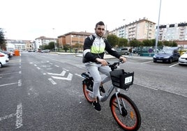 Un usuario circula con una bicicleta eléctrica del Ayuntamiento, a inicios de año, en Torrelavega.