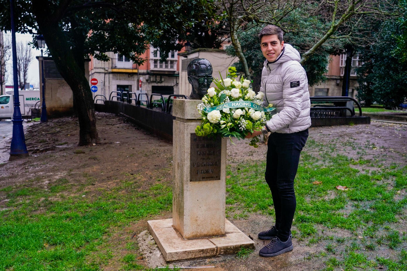 Íñigo Sainz-Maza posa junto al busto en recuerdo a Pancho Cossío.