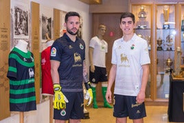 Miquel Parera e Íñigo Sainz-Maza posan con la camiseta que lucirá el Racing en el encuentro ante el Andorra