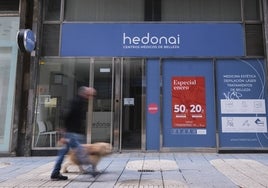 Fachada del centro Hedonai, en la calle San Francisco, con el cartel de cerrado.