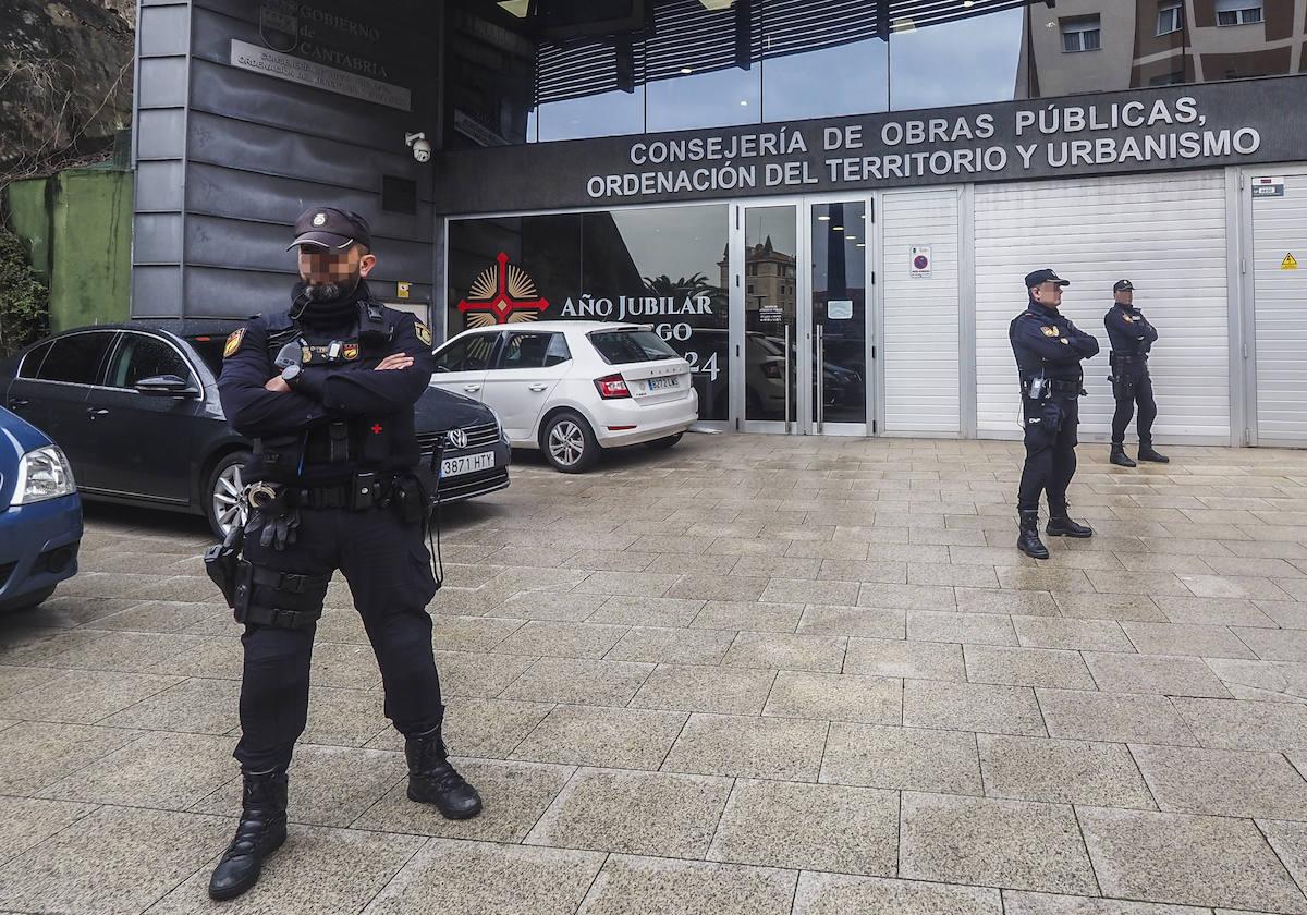 Agentes de la Po9licía Nacional frente a la Consejería de Obras Públicas durante el registro.