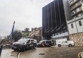 Vehículos policiales aparcados ayer ante la sede de la Consejería de Obras Públicas.