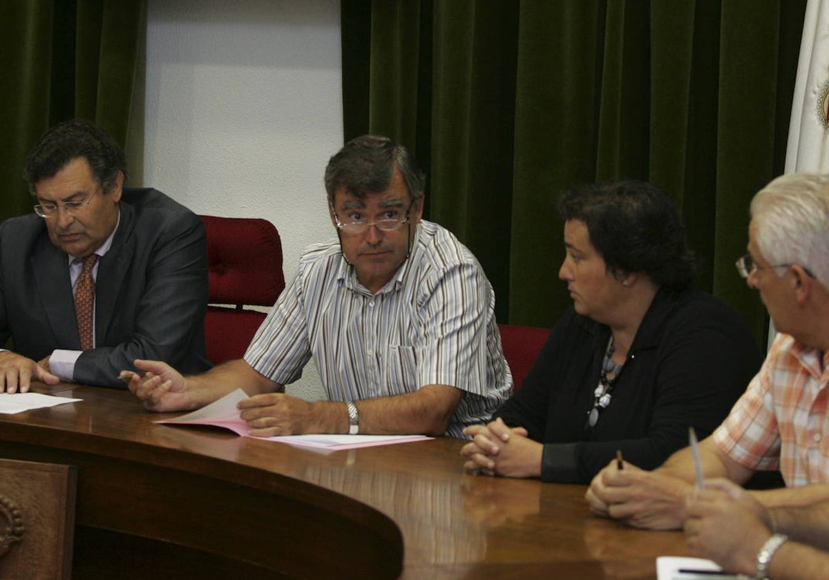 José Manuel Gómez (segundo por la izquierda) junto al alcalde de Ribamontán al Mar, Francisco Asón (primero por la izquierda), en un pleno de 2009.