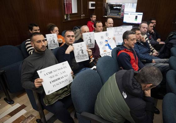 Representantes sindicales de la Policía protestan por el mal funcionamiento de las emisoras.