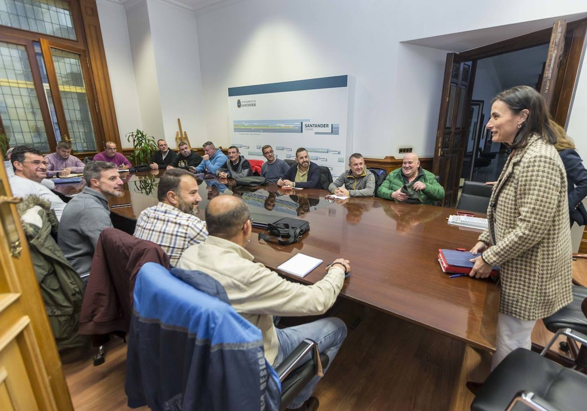 La alcaldesa de Santander, Gema Igual, y la concejala de Medio Ambiente, Margarita Rojo, con los trabajadores del servicio de basuras.