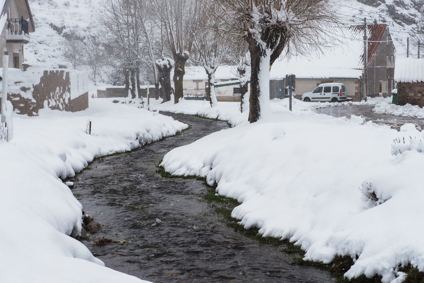 Argüeso presenta una estampa puramente invernal tras las intesas nevadas de las últimas horas.