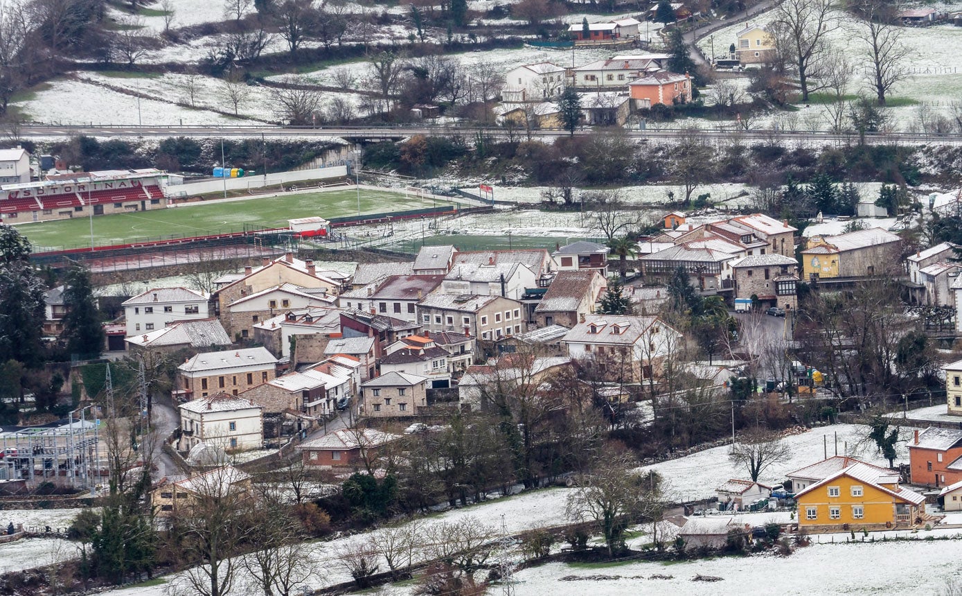 La nieve también ha llegado a localidades situadas en cotas más bajas que las de Campoo como Bárcena de Pie de Concha.