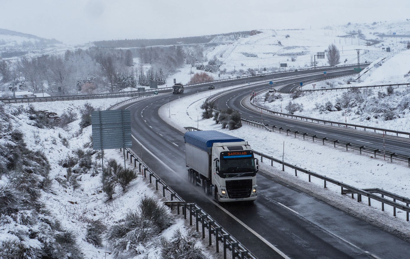 La nieve toma el interior de Cantabria