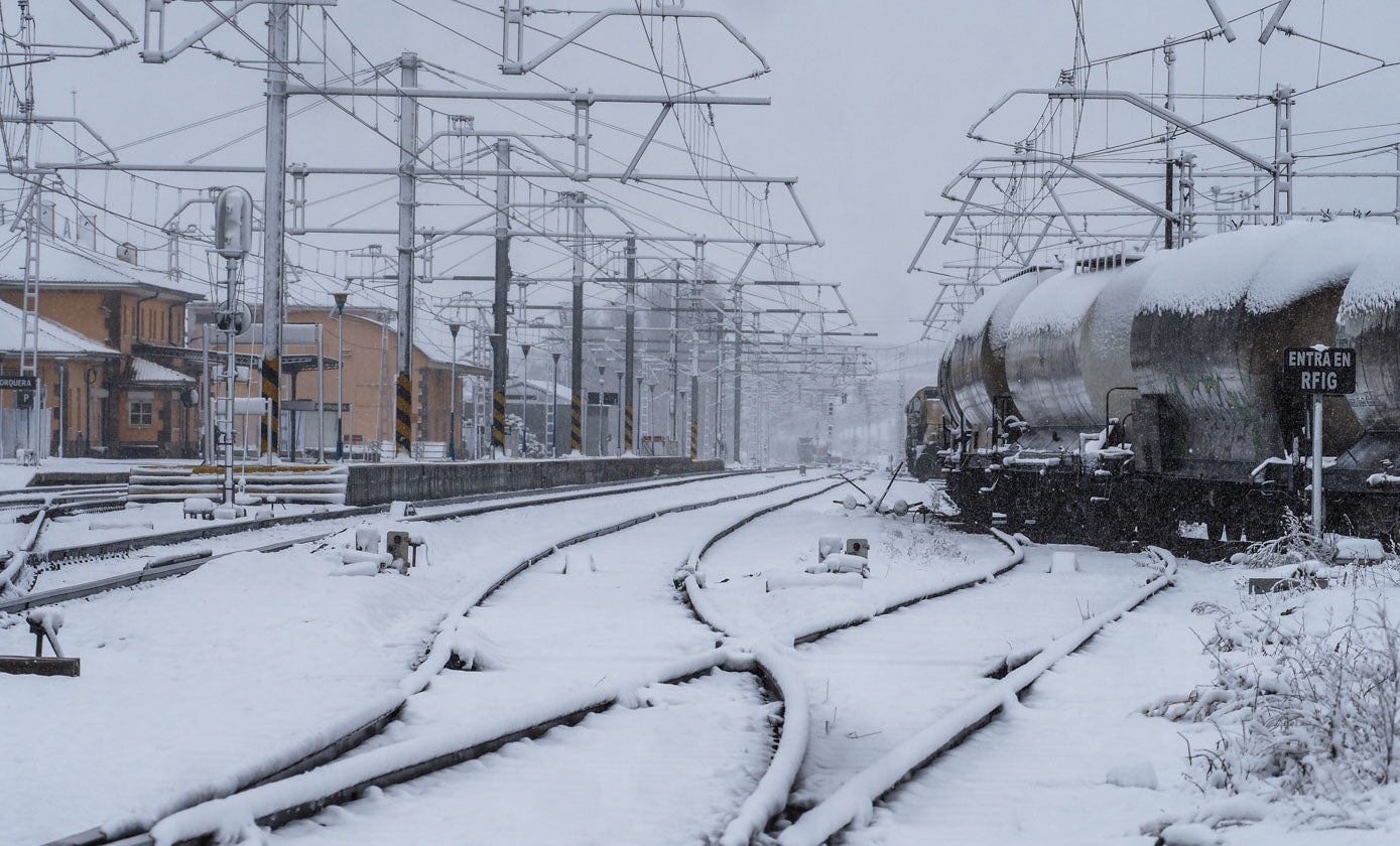 La nieve también ha cubierto la estación y las vías en Mataporquera. Nieve y hielo han tomado todos los elementos de la estación, desde los andenes a las catenarias.