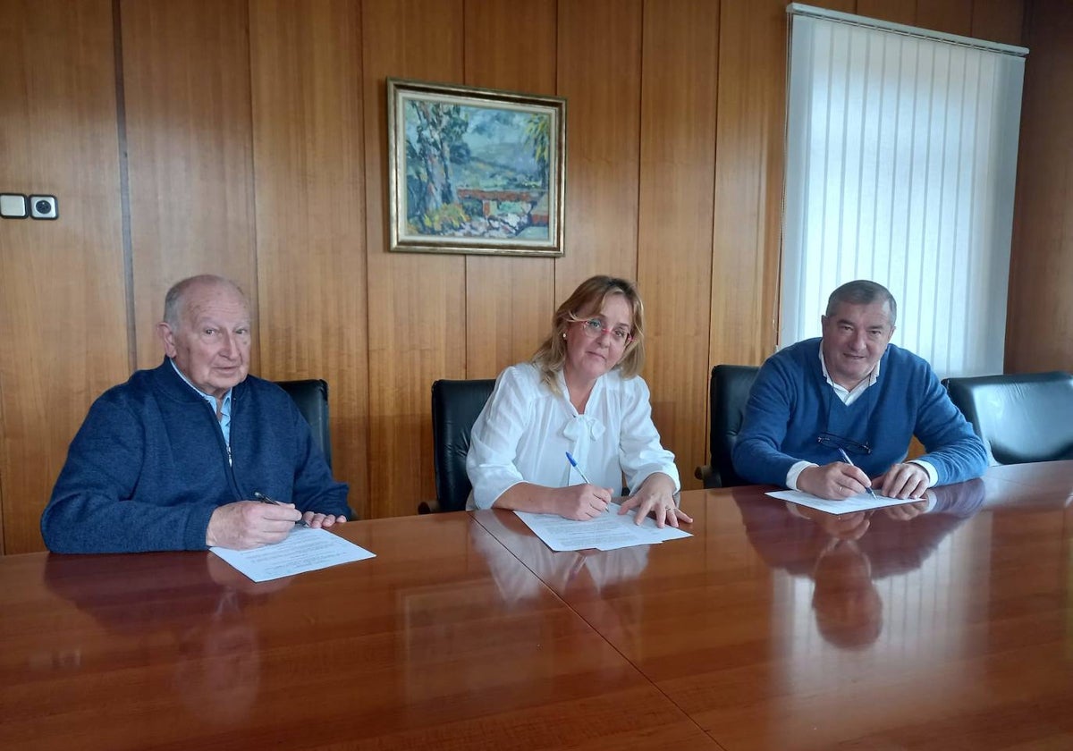 Manuel Antonio Martínez, Pilar del Río y José Luis López, durante el acto de la firma del convenio.