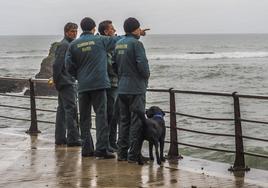 Buceadores de la Guardia Civil, durante el operativo de búsqueda desplegado el pasado mes de noviembre en la costa de Laredo.