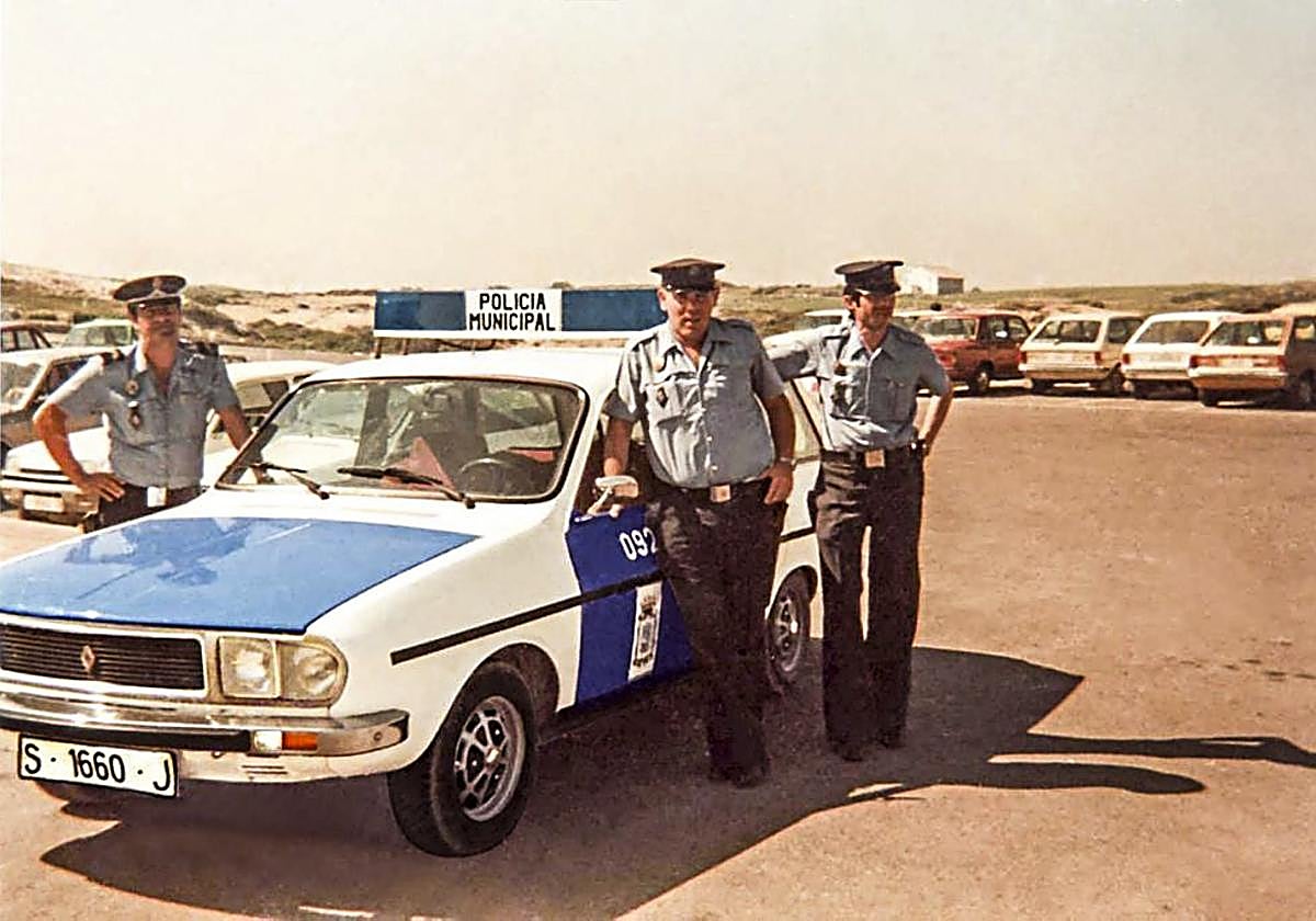 Darío, primero por la derecha, junto a dos compañeros.
