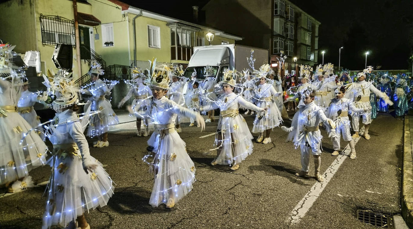 Las agrupaciones presentaron vistosos disfraces, que en algunos incluían hasta iluminación propia.