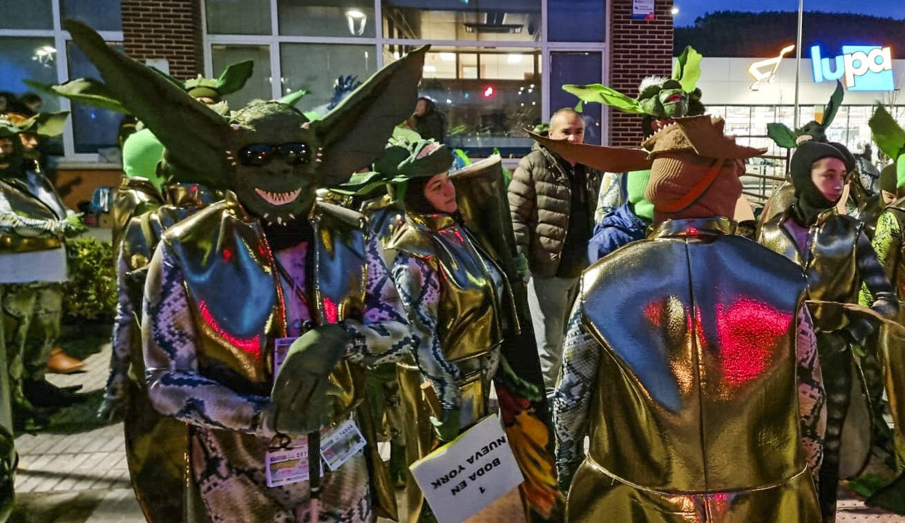 La agrupación Boda en Nueva York fue una de las más lucidas en el desfile del carnaval de Piélagos,