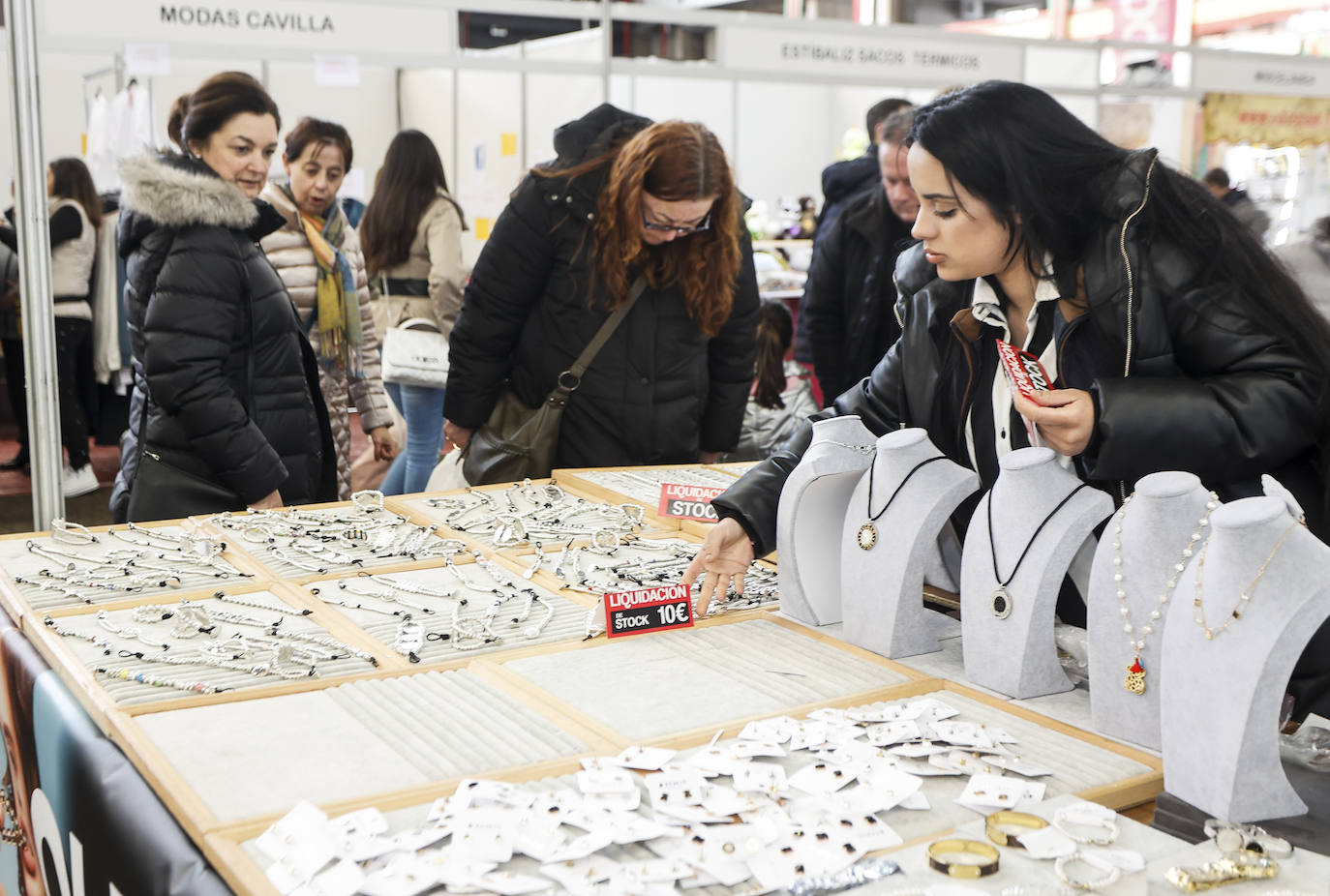 Clientas se interesan por unos colgantes, en un 'stand' dedicado a las joyas y los complementos.