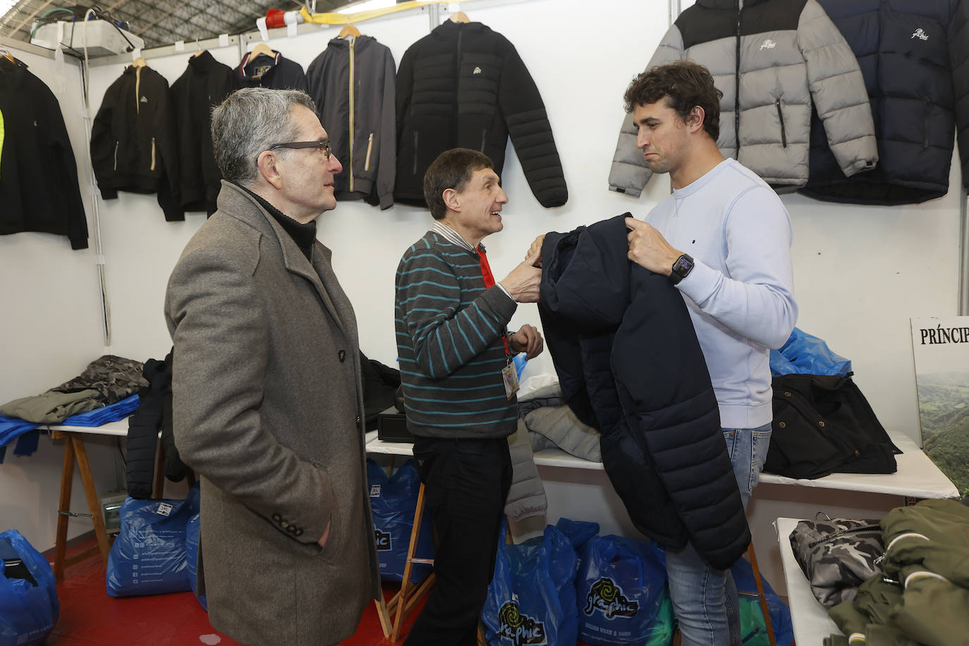 Nacho González, el concejal de Ferias y Mercados, se interesa por una cazadora en uno de los puestos, junto al edil de Seguridad, Pedro Pérez Noriega.