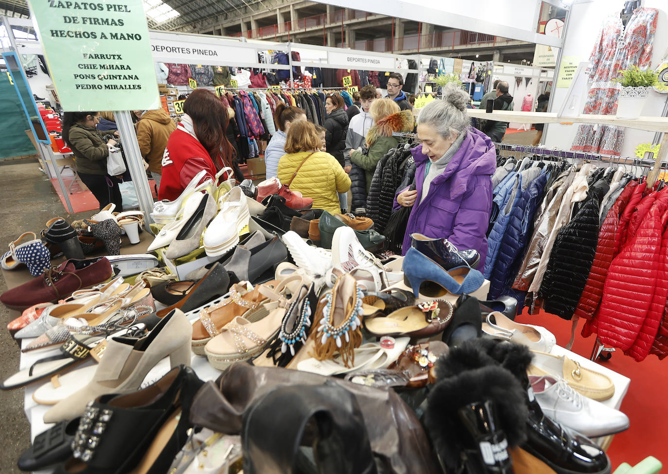 Una señora se interesa por unos zapatos, este viernes, en uno de los ochenta puestos instalados en el Mercado Nacional de Ganados.