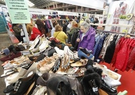 Una señora ojea unos zapatos, este viernes, en la Feria del Stock de Torrelavega.