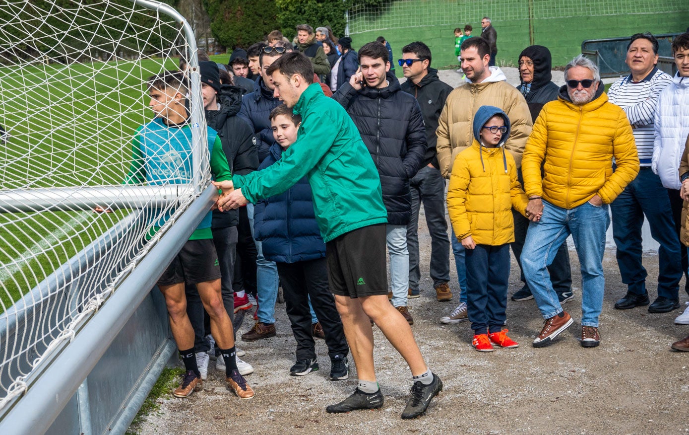 Un buen número de aficionados acudió a presenciar el entrenamiento de los verdiblancos. En primer término, Saúl García mueve una portería.