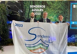 El técnico de turismo de Arnuero, Marco Pérez, recoge el galardón de Sendero Azul.